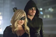 Caity Lotz, Stephen Amell