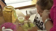 Muttertags-Idee: Badesalz mit Kräutern.