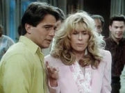 Tony (Tony Danza, l.) veranstaltet eine Party, um Angelas (Judith Light, r.) Umzug nach Iowa zu feiern. Leider ist Angela nicht ganz in Form ...