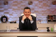Tobias Mann sitzt an seinem Studio-Schreibtisch.