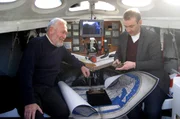 Professor Jerry Brotton mit Sir Robin Knox Johnston, der 1989 im Alleingang Columbus Reise über den Atlantik nachzeichnete, mit den gleichen Instrumenten, die Columbus benutzte.