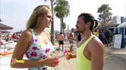 Emma und Jean unterhalten sich am Strand..