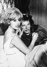 Suzan Fast (Sylvia Lydi) und Archibald Arrow (Günther Neutze) in "Die Gentlemen bitten zur Kasse" (1966)