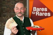 Moderator Horst Lichter präsentiert das Format, in dem die Kandidaten mit echten Antiquitätenhändlern um den Wert ihrer Mitbringsel feilschen.