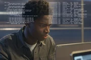Vincents Kollege Simon Bonneville (Stéphane Bak) ist auf der Suche nach einem Fehler im Quellcode.