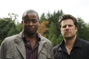 Gus (Dulé Hill, l.) und Shawn (James Roday) sind gerade in dem wunderlichen Ort Dual Spires angekommen, als sie Zeuge eines furchtbaren Unglücks werden.