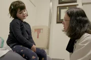 Dr. Wendy Chung (re.) spricht mit ihrer Patientin Susannah (li.) und versucht, eine Heilungsmöglichkeit für das kleine Mädchen zu finden.
