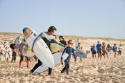 Max Alcorta (Roberto Calvet, l.) und Thomas Lewen (Gaël Raes, r.) bereiten sich auf den Surfwettbewerb vor.