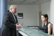 Selbst für Staatsanwalt Bernd Reuther (Rainer Hunold, l.) eine Herausforderung: Die einzige Zeugin, Meike Pfahl (Henriette Richter-Röhl, r.), ist blind.