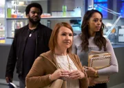 Leroy (Craig Robinson, l.) und Annie (Amber Stevens West, r.) setzen große Hoffnungen in die Hellseherin Celeste (Audrey Wasilewski, M.). Aber kann sie wirklich dabei helfen, herauszufinden, wer das Büro verwanzt hat?