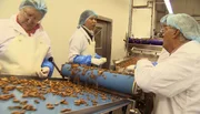 André de Leeuw kontrolliert die Produktion in des tief gefrorenen Muschelfleisch. 200 Tonnen Miesmuscheln werden im Nordfriesischen Emmelsbüll-Horsbüll am Tag verarbeitet.