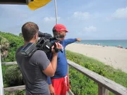 Floridas malerische Mittelatlantikküste war schon immer ein beliebtes Ziel für Surfer und Schwimmer, doch drei Hai-Attacken innerhalb von 24 Stunden sorgen für Angst und Schrecken: Rettungsschwimmer Daniel Lund kann nur mit viel Glück einen verletzten Kiteboarder an Land ziehen, nachdem dieser von einem Hai angegriffen wurde.