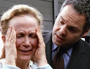 Goren (Vincent D'Onofrio) überführt Rose (Rutanya Alda) der Beihilfe zum Mord.