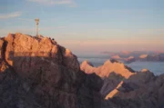 Nirgendwo in Deutschland ist der Klimawandel stärker zu spüren als im Gebirge. Weiße Winter werden in den tieferen Lagen der Zuspitze eine Seltenheit werden. Der Film beleuchtet, welche dramatischen Auswirkungen der Klimawandel für die biologische Vielfalt des Berges hat.