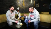 Cashmo (re.), Rapper und Musikproduzent, will Sebastian unterstützen von der Spielsucht wegzukommen