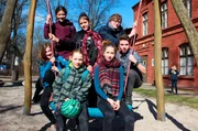 Robert (hinten, rechts) beim Spielplatz-Check mit Mitgliedern des Kinder- und Jugendparlaments in Berlin.