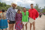 Nish Kumar (l.) und Joel Dommett (r.) mit Silvino und Catalina nach dem Wettlauf in Mexico.