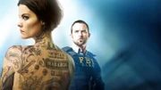 (1. Staffel) - Eine junge Frau (Jaimie Alexander, l.) wird am New Yorker Times Square aufgefunden, sie kann sich an nichts erinnern und ihr Körper ist vollständig tätowiert. Eines der Tattoos enthält den Namen von FBI-Agent Kurt Weller (Sullivan Stapleton, r.). Doch was hat das zu bedeuten?