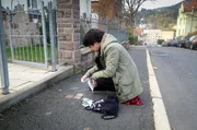 Heidemarie Schwalbe putzt drei Stolpersteine in Suhl, darunter ihren ?Patenstein".