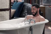 RJ (Tone Bell) verkriecht sich in seiner Wohnung, nachdem Lauren ihn verlassen hat.