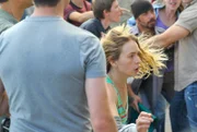 Während sich in Chester's Mill langsam die Angst breit macht, dass Wasser und Lebensmittel knapp werden könnten, versucht Angie (Britt Robertson) alles, um Junior zu entkommen ...