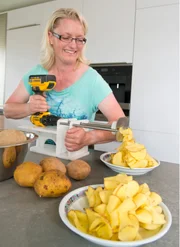 Zum vorletzten Dinner erwartet Kartoffel-Spezialistin Michaela Frick die "Lecker aufs Land"-Damen auf dem Kartoffelhof Frick in Pfullendorf. Mit der selbstgebauten Maschine lassen sich schnell große Mengen an Kartoffelchips herstellen.