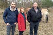 Zusammen mit dem Tierarzt Dieter Schad (re.) dürfen die "Xenius"-Moderatoren Pierre und Dörthe nahe an die Przewalski-Pferde heran.