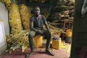 Der ghanaische Künstler Serge Attukwei Clottey zeigt mit seiner Kunst den kontinuierlichen Missbrauch des afrikanischen Kontinents durch westliche Mächte auf.