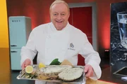 Alfons Schuhbeck präsentiert seine kulinarischen Köstlichkeiten: Dorade in der Salzkruste.