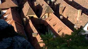 "Über den Dächern von Graz - Geschichten aus Österreich". Die einzigartigen Terracotta-Dächer der Grazer Altstadt zählen nicht nur zum historischen Weltkulturerbe, sondern bergen auch jede Menge Geheimnisse. Über und unter den roten Tonziegeln eröffnen sich lebendige, unerwartete und skurrile Welten. Die Dokumentation 'Über den Dächern von Graz' erforscht den spannenden Mikrokosmos an der Grazer 'Dachgrenze'.