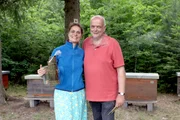 Sarah Wiener und der Imker Norbert Poeplau.