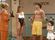 Angela (Judith Light, l.) will den denkwürdigen Moment filmen, in dem Tony (Tony Danza, 2.v.r.) sich ins Wasser wagt.