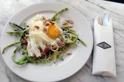Lucía Soria möchte erreichen, dass die Menschen sich besser ernähren und begreifen, dass das überhaupt nicht schwierig ist - beispielsweise mit diesem Salat aus Stangenbohnen, Frühlingszwiebeln und einem Spiegelei.