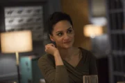 Noch ahnt Nas (Archie Panjabi) nicht, dass sie sich schon bald im Dark Web tummeln muss, um ihren Kollegen Weller zu retten ...