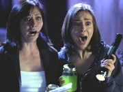 Unter Schock stehen Prue (Shannen Doherty, l.) und Phoebe (Alyssa Milano, r.) vor einem Grimlock.