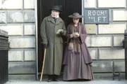 Margaret Hale (Daniella Denby-Ashe) und Mr. Hale (Tim Piggott-Smith)