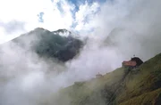 Die Allgäuer Berge, eingehüllt in Nebel.