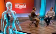 Dennis Wilms mit Neurobiologie Dr. Jochen Müller. Im Vordergrund: die virtuelle Patientin Annie.