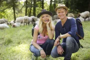 WDR Fernsehen MIT BOCK DURCHS LAND, "Folge 3 Kraus und Krause retten ein Dorf", am Mittwoch (03.06.15) um 21:00 Uhr.
Sonya Kraus (l) und Pierre M. Krause gehen gemeinsam auf Wanderschaft.