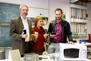 Handystrahlung sichtbar machen? Das geht! Bei verschiedenen Experimenten zeigt Jörg Fandrich (li.) von der FU Berlin den "X:enius"-Moderatoren Dörthe und Pierre dieses Phänomen.