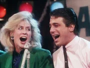 Tony (Tony Danza) hat einen Gesangsauftritt mit Angela (Judith Light, l.).