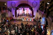 Neben Liveelementen vom Kehraus blickt die Sendung auch auf die Höhepunkte der fünf großen Fastnachtssendungen des BR "Die Närrische Weinprobe", "Franken Helau", "Schwaben weissblau", "Fastnacht in Franken" und "Wehe wenn wir losgelassen" zurück.