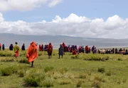 Die Massai sagen, der Regengott Engai hätte ihnen alle Rinder dieser Welt vermacht. Entsprechend selbstbewusst wandern sie noch heute durch das Grasland Ostafrikas.