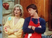 Angela (Judith Light, l.) und Tony (Tony Danza) verfolgen mit Spannung, ob Samantha ihrem Freund beichtet, dass sie einen anderen geküsst hat.