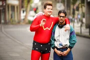 Vince Wingman (Chris Tall, l.) hat schon einen Plan, was er diesmal mit Roman Maron (Daniele Rizzo) unternimmt, um eine Frau für ihn zu finden.