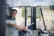 David Groß, Moderator von "Groß und Kleinanzeigen", am Steuer seines Busses.