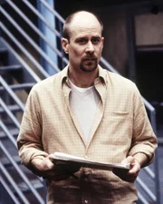Tim McManus (Terry Kinney)