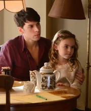 Felix (Jordan Gavaris) und Kira (Skyler Wexler)