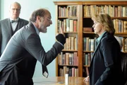 Richter Koller (Martin Brambach, Mi.) greift Frau Prohacek (Senta Berger) an.
