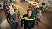 L-R: Tess Hunter (Maemae Renfrow), Sal (Daan Creyghton), Daniel Hunter (Thomas Jansen), Anika (Kyra Isako Smith), Evie Hunter (Kate Bensdorp), Jake Hunter (Wilson Radjou-Pujalte)